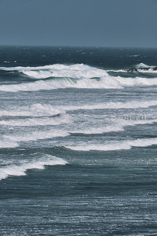 9月下旬阳光明媚的一天，康沃尔郡的纽基湾(Newquay Bay)上波涛汹涌。